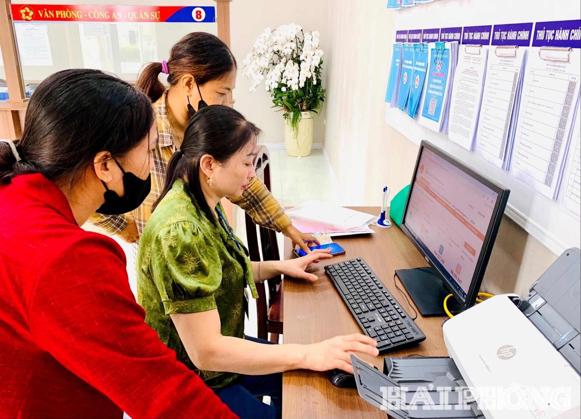  Góc hỗ trợ người dân nộp hồ sơ Dịch vụ công trực tuyến tại Trung tâm Phục vụ hành chính công xã An Trường.