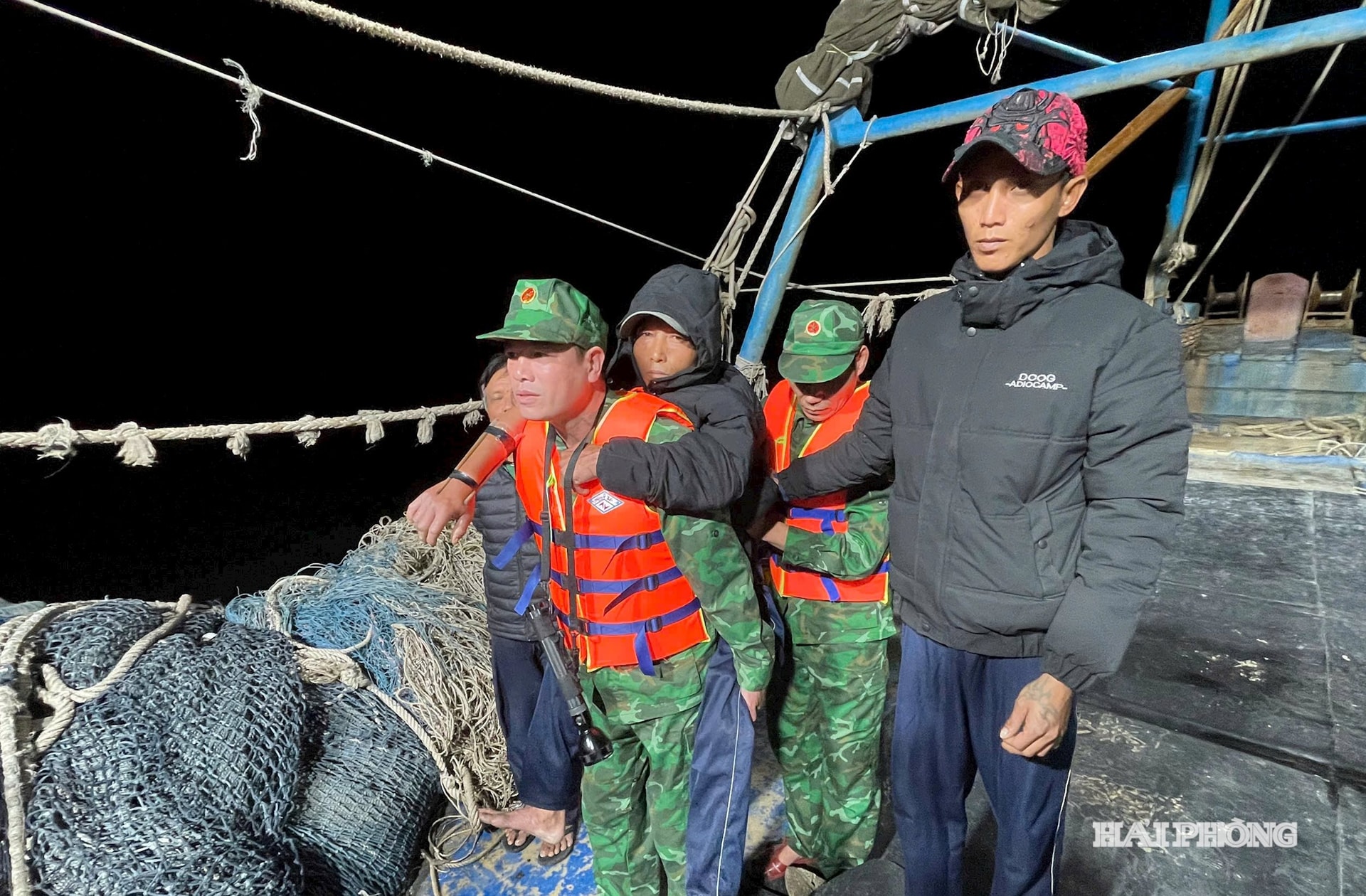 Ofițerii și soldații Stației de Grăniceri Cat Ba i-au adus la țărm pe pescari pentru îngrijiri de urgență.