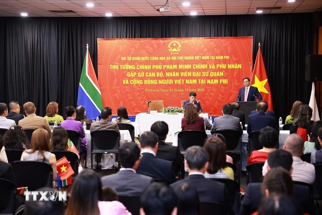 ttxvn-thu-tuong-gap-can-bo-dai-su-quan-va-cong-dong-nguoi-viet-nam-tai-nam-phi4.jpg