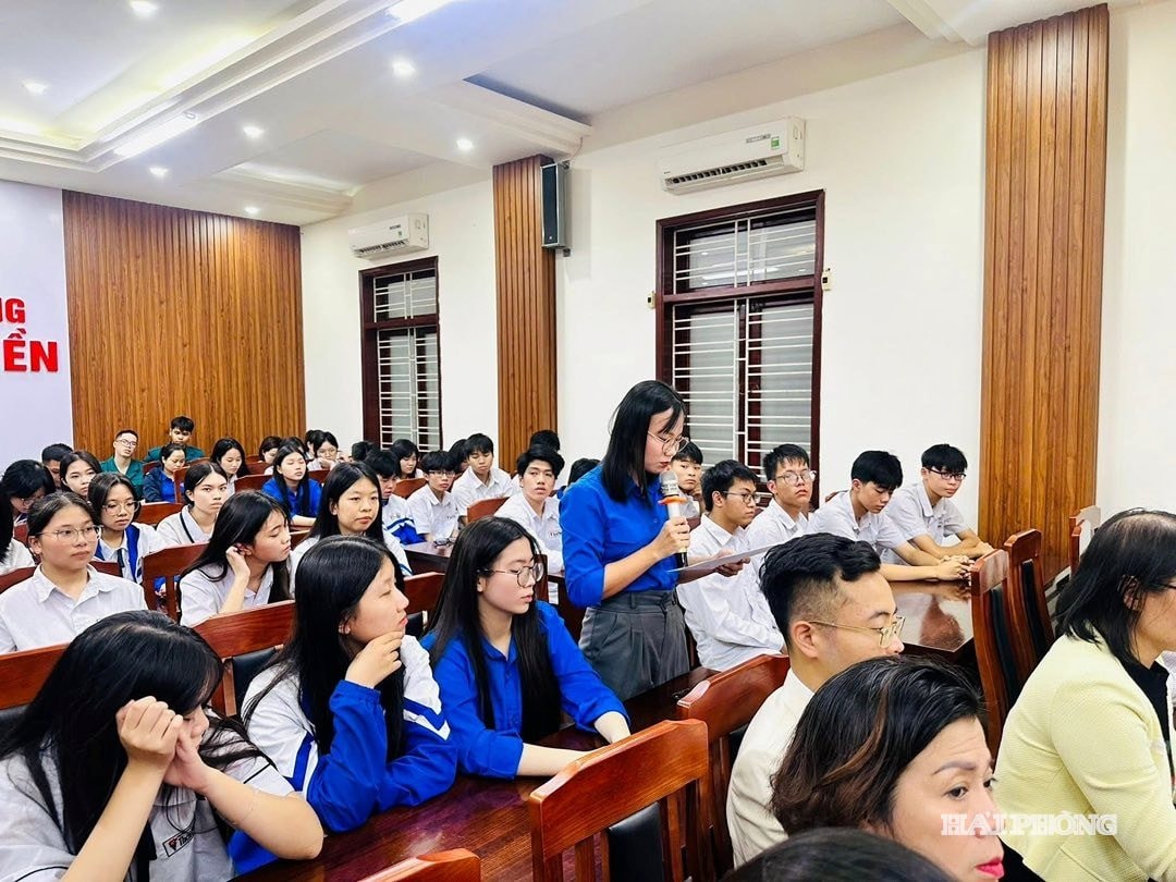Đoàn viên thanh niên phường Ngô Quyền tham gia đối thoại với Chủ tịch UBND phường. Ảnh cơ sở cung cấp.