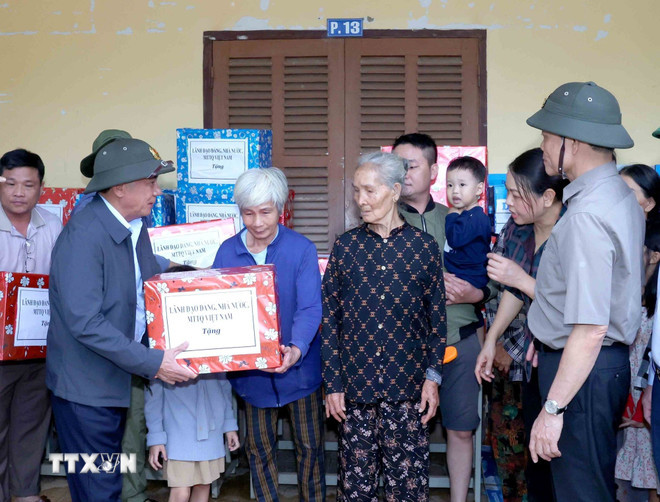 Thường trực Ban Bí thư Trần Cẩm Tú tặng quà hỗ trợ nhân dân xã Diên Điền, tỉnh Khánh Hòa, khắc phục thiệt hại nặng nề do mưa lũ. (Ảnh: Phương Hoa/TTXVN) ttxvn-thuong-truc-ban-bi-thu-tham-nguoi-dan-vung-lu-xa-dien-dien-tinh-khanh-hoa-5.jpg