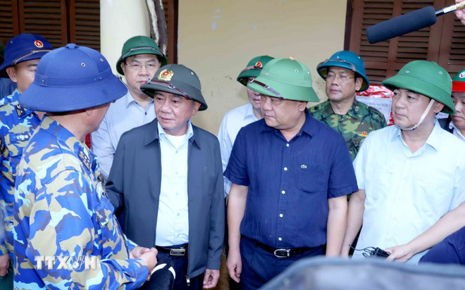 Thường trực Ban Bí thư Trần Cẩm Tú thăm, động viên lực lượng chức năng đang hỗ trợ nhân dân xã Diên Điền, tỉnh Khánh Hòa khắc phục thiệt hại nặng nề do mưa lũ. (Ảnh: Phương Hoa/TTXVN) ttxvn-thuong-truc-ban-bi-thu-tham-nguoi-dan-vung-lu-xa-dien-dien-tinh-khanh-hoa-7.jpg