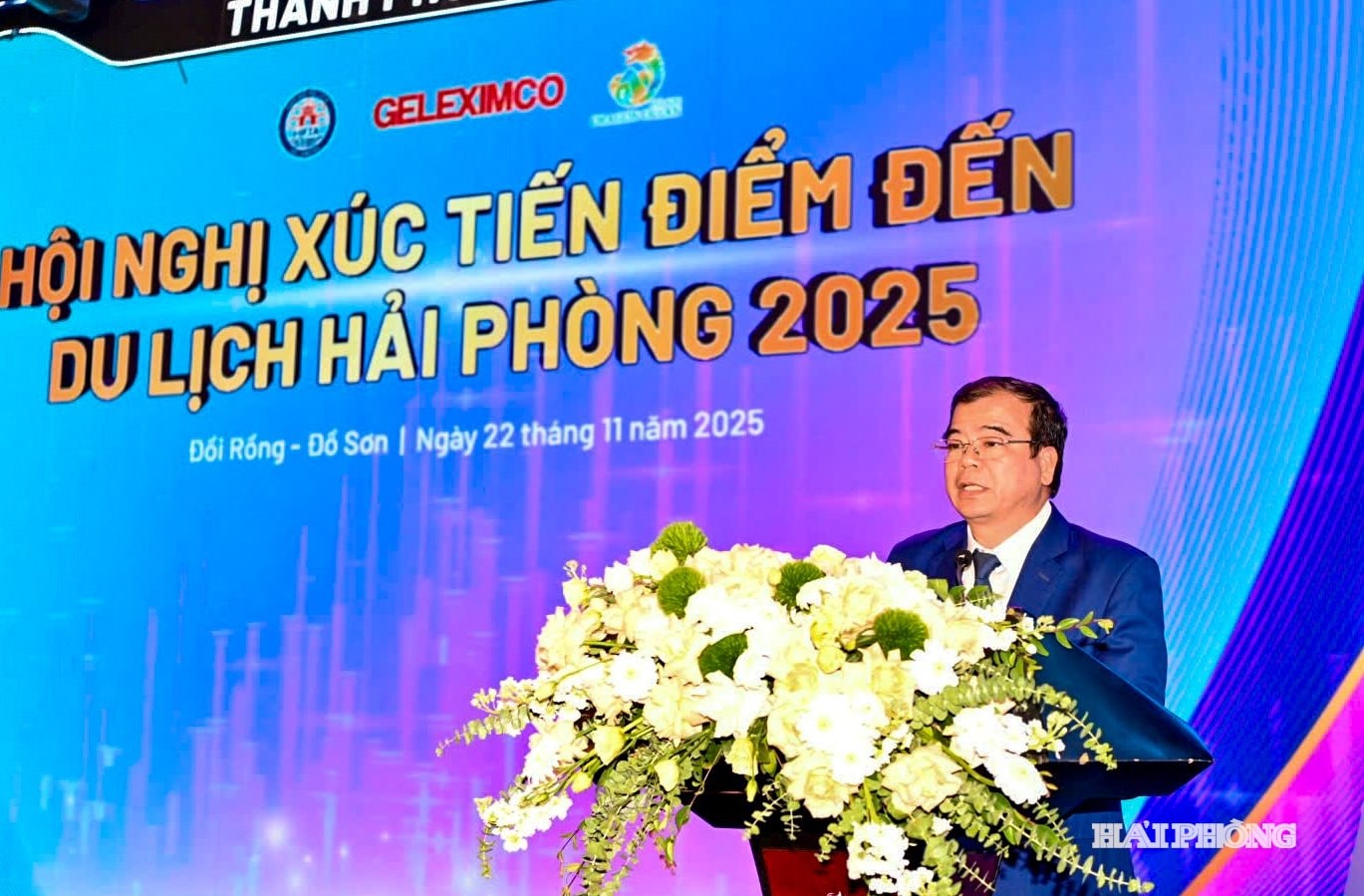 Promluvil soudruh Nguyen Minh Hung, místopředseda městského lidového výboru