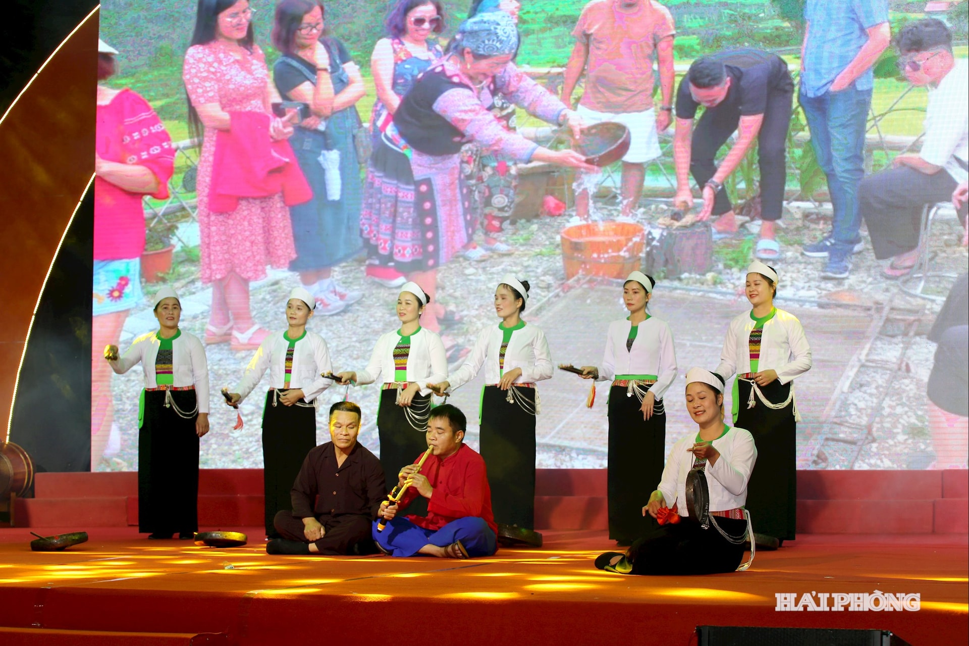 Pertunjukan yang berpartisipasi dalam Festival Klub Seni Rakyat Tradisional