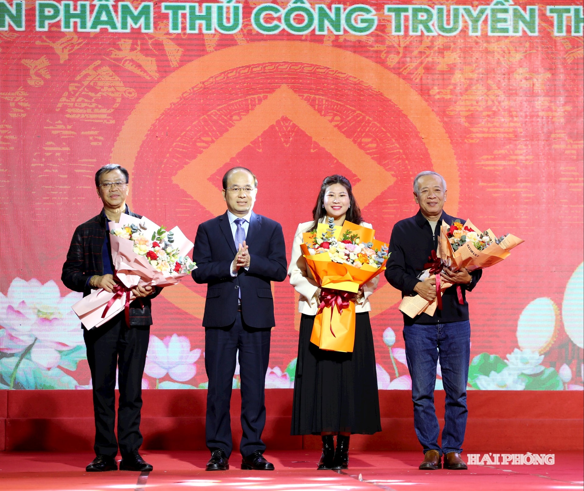 Организаторы вручили судьям цветы.