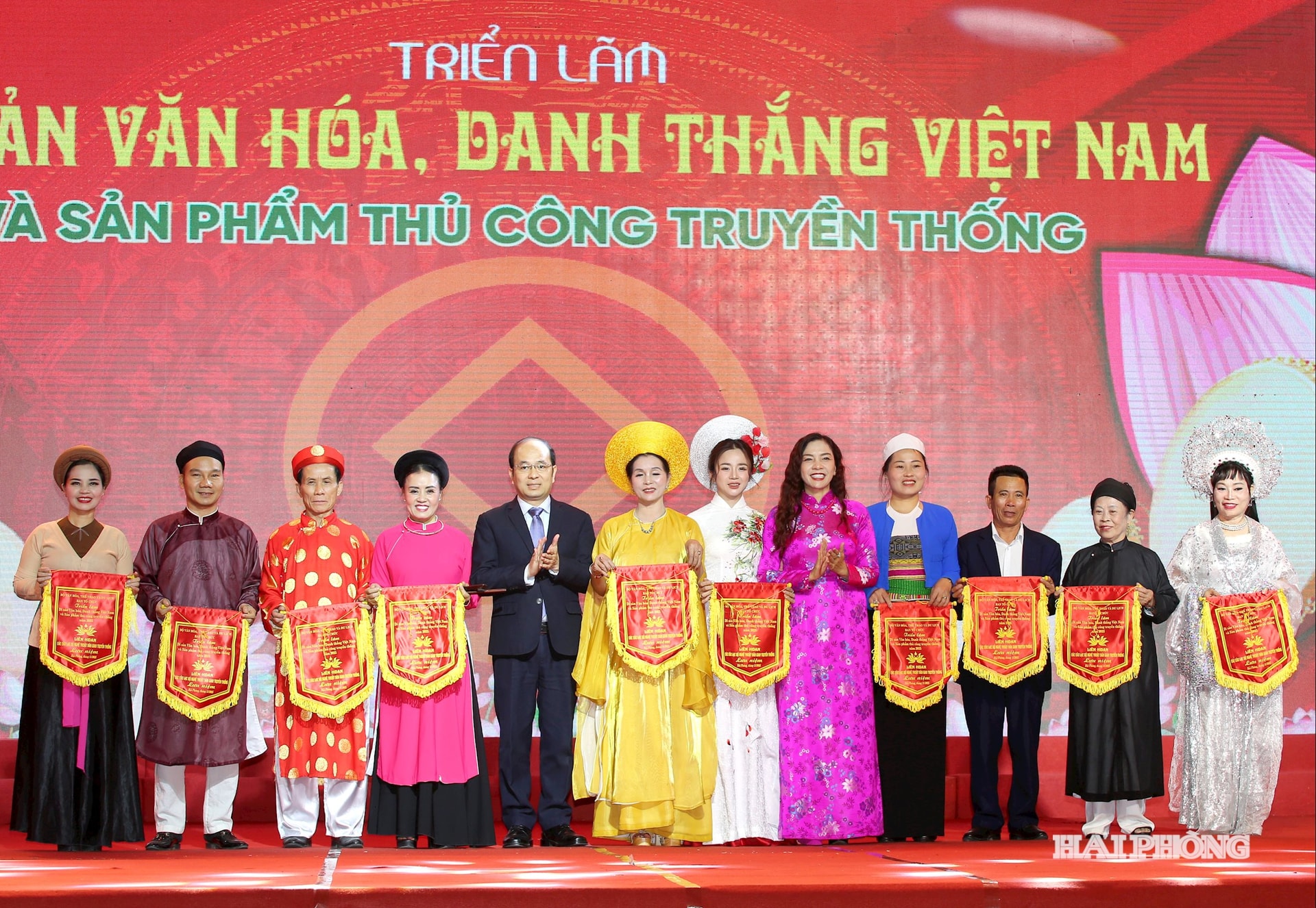 Оргкомитет вручил командам-участницам памятные флаги.