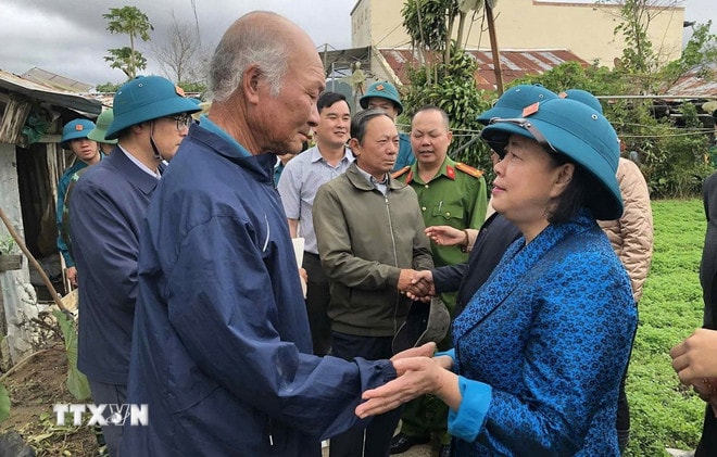 Bà Bùi Thị Minh Hoài, Ủy viên Bộ Chính trị, Bí thư Trung ương Đảng, Chủ tịch Ủy ban Trung ương Mặt trận Tổ quốc Việt Nam thăm hỏi và tặng quà cho các hộ dân chịu thiệt hại do mưa lũ trên địa bàn xã Ka Đô. (ẢNh: TTXVN phát) ttxvn-lam-dong-mttq-2.jpg