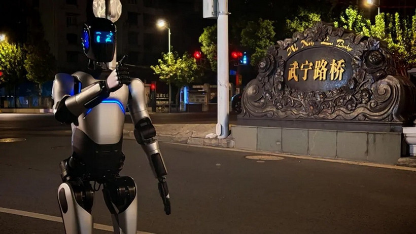 Robot A2 đi bộ trên đường. (Ảnh: AgiBot)