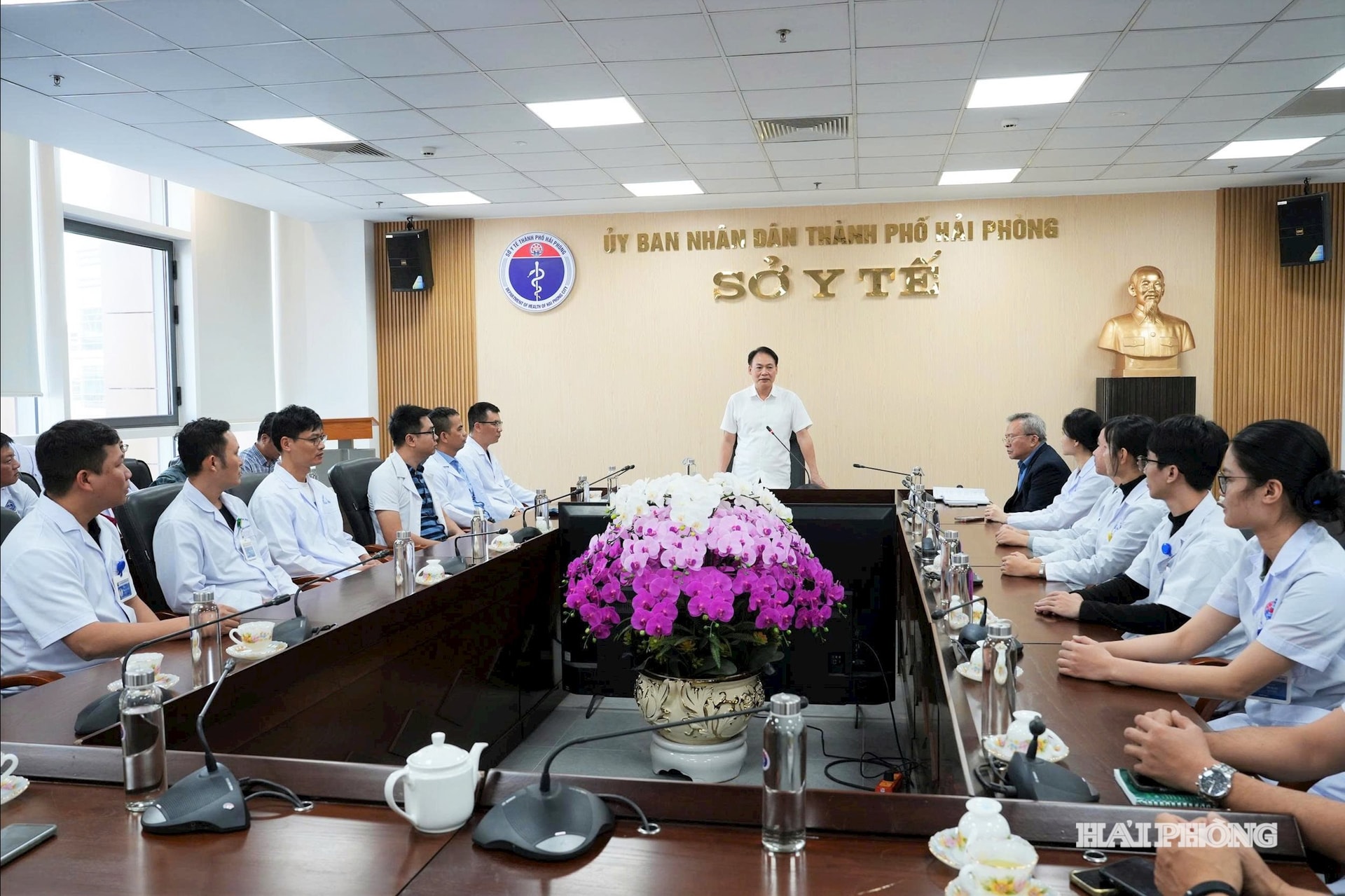 শহরের স্বাস্থ্য বিভাগের পরিচালক লে মিন কোয়াং ঝড় ও বন্যার পরিণতি কাটিয়ে উঠতে ডাক লাককে সহায়তা করার জন্য প্রস্তুত থাকার নির্দেশ দিয়েছেন।