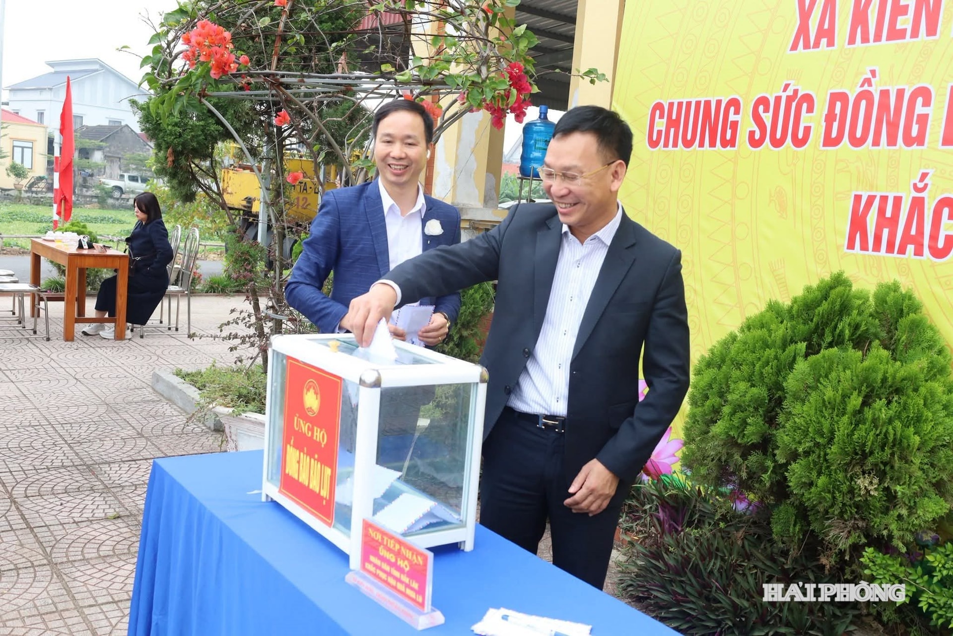 Les dirigeants du Comité populaire de la commune de Kien Hung soutiennent les fonds destinés à aider les habitants de Dak Lak.