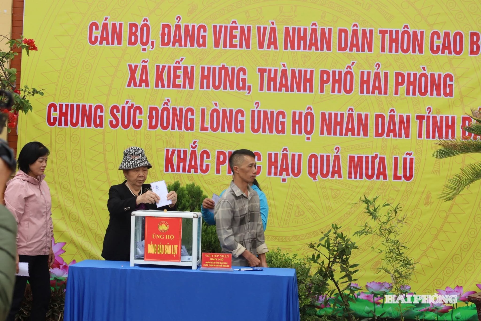 Les habitants de la commune de Kien Hung font un don pour aider les populations de Dak Lak à surmonter les conséquences des inondations.