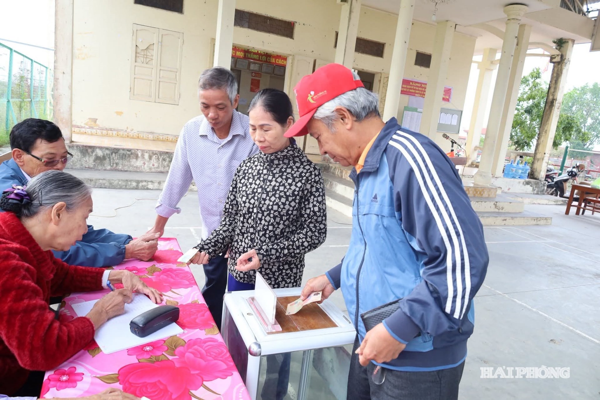 Les habitants de la commune de Kien Hung participent au soutien des habitants de Dak Lak.