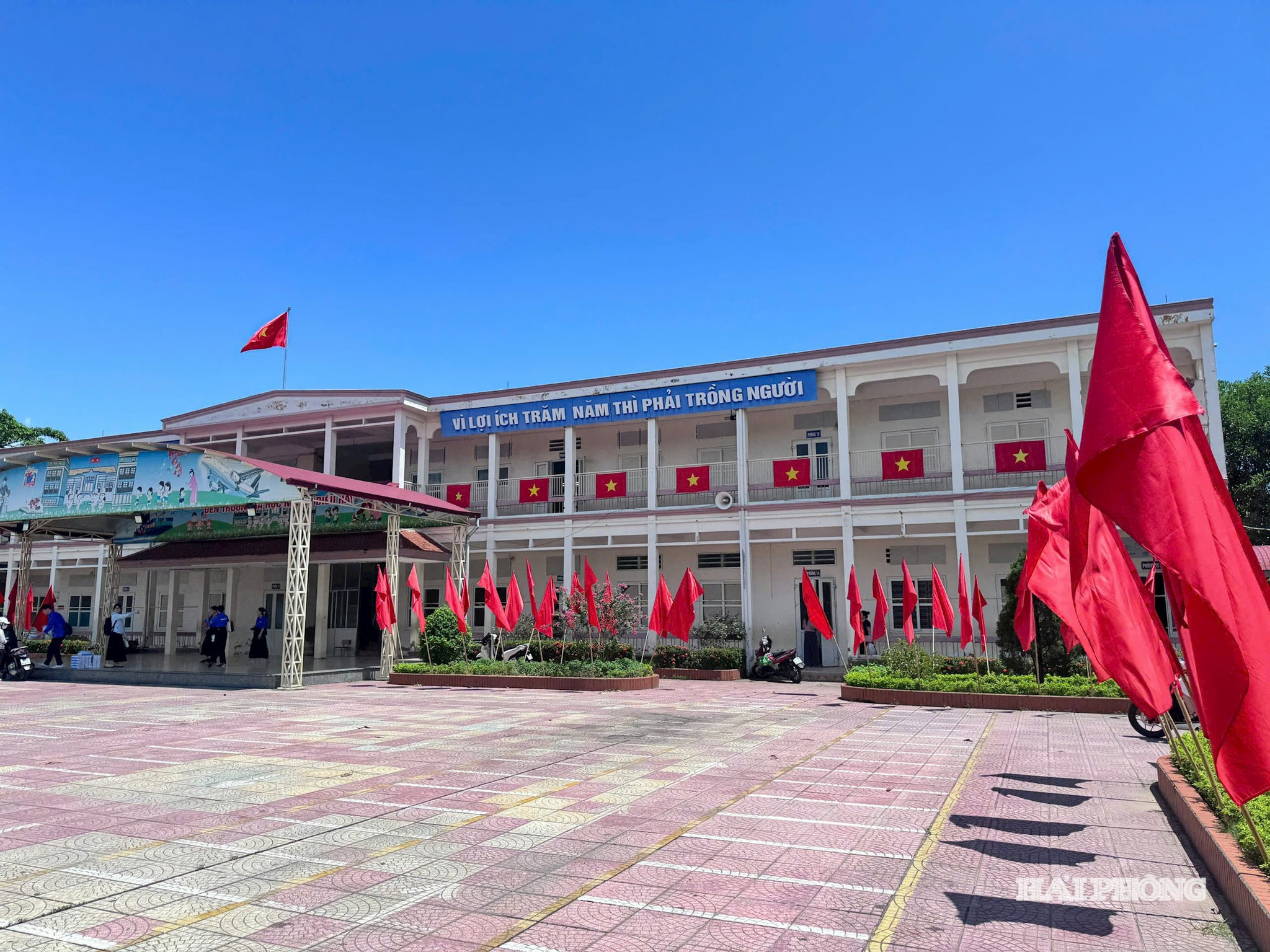 Khuôn viên Trường tiểu học và THCS Đông Hải hiện nay