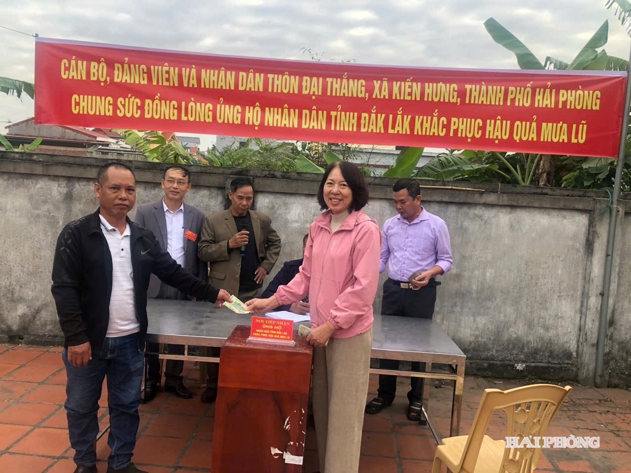 Les habitants du village de Duong Thang, commune de Kien Hung, ont fait des dons pour aider les habitants de Dak Lak à surmonter les conséquences des inondations.