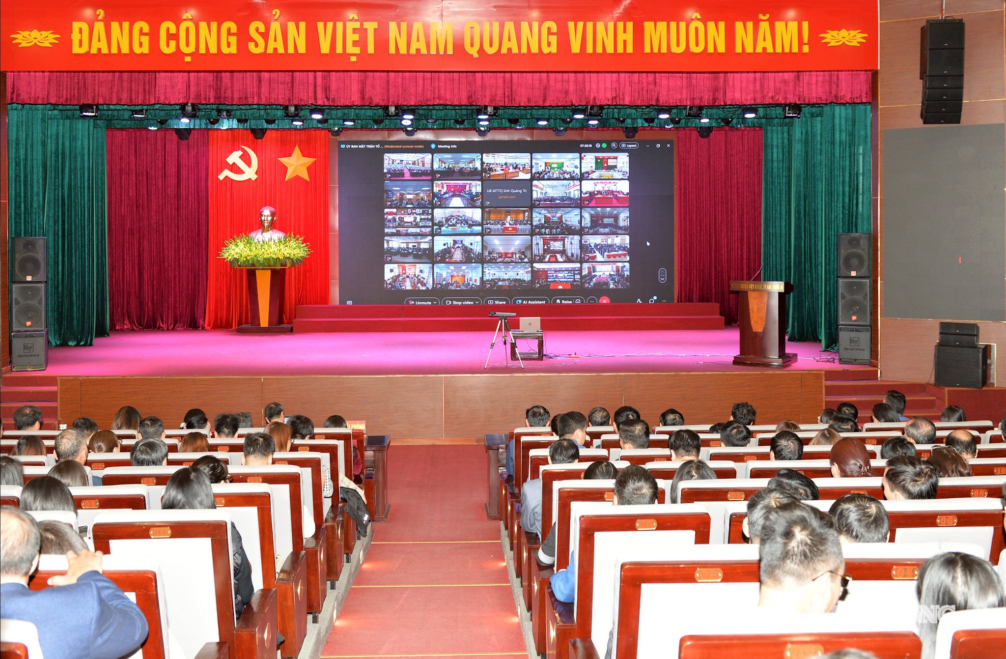 Hội nghị được truyền trực tiếp đến điểm cầu tại các địa phương trên cả nước,