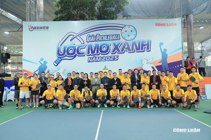 Các đại biểu và vận động viên chụp ảnh lưu niệm tại Lễ khai mạc. (Nguồn: Nhà báo và Công Luận)