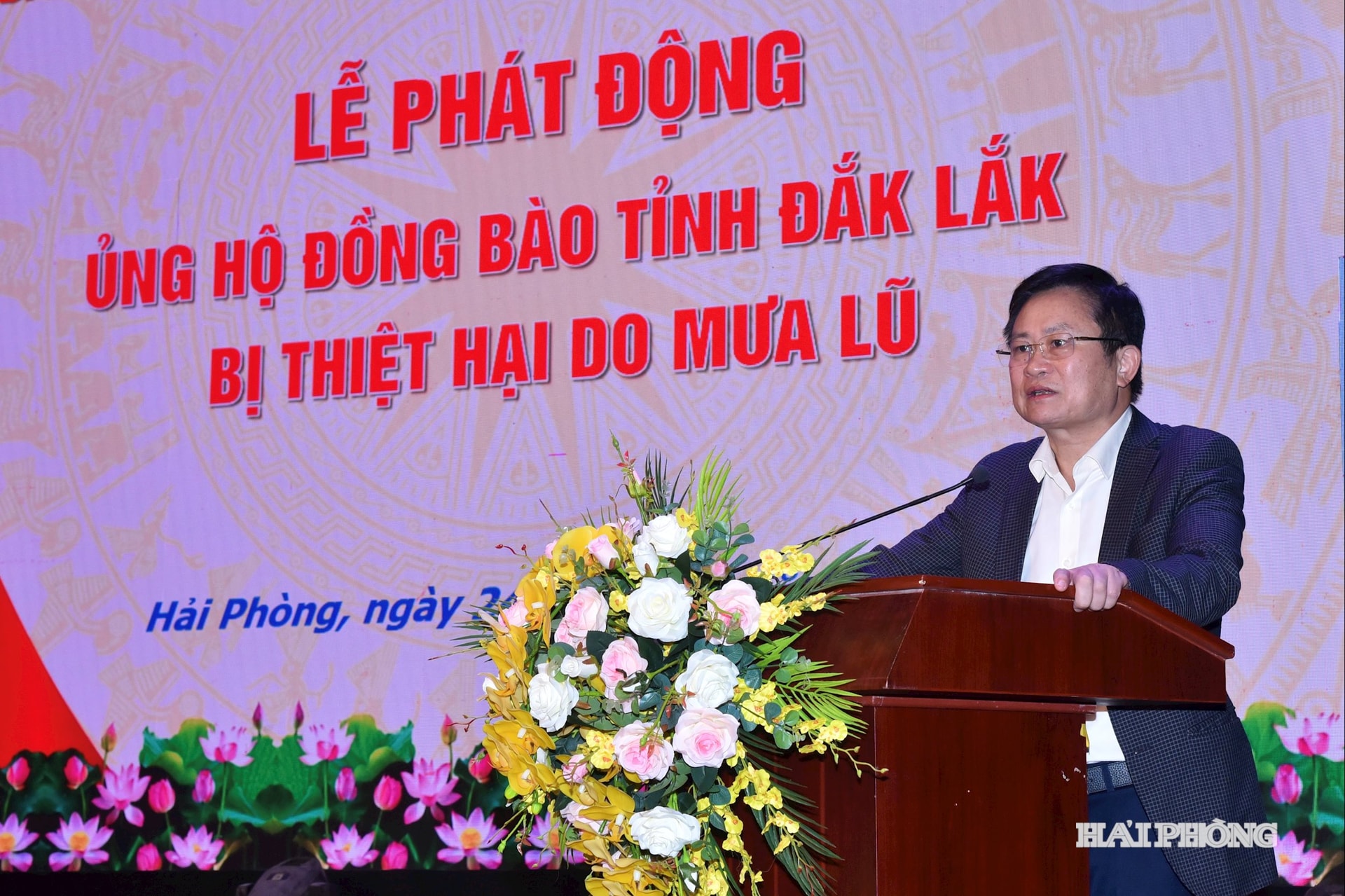 Hai Phong Gazetesi ve Radyo Televizyonu Genel Yayın Yönetmeni Yoldaş Pham Van Tuan, bağış töreninde bir konuşma yaptı.