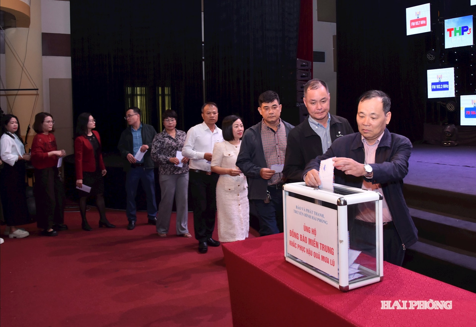 Hai Phong Gazetesi ve Radyo Televizyonu yetkilileri ve muhabirleri, Orta bölge halkının sel felaketinin sonuçlarıyla başa çıkmasına destek oluyor.