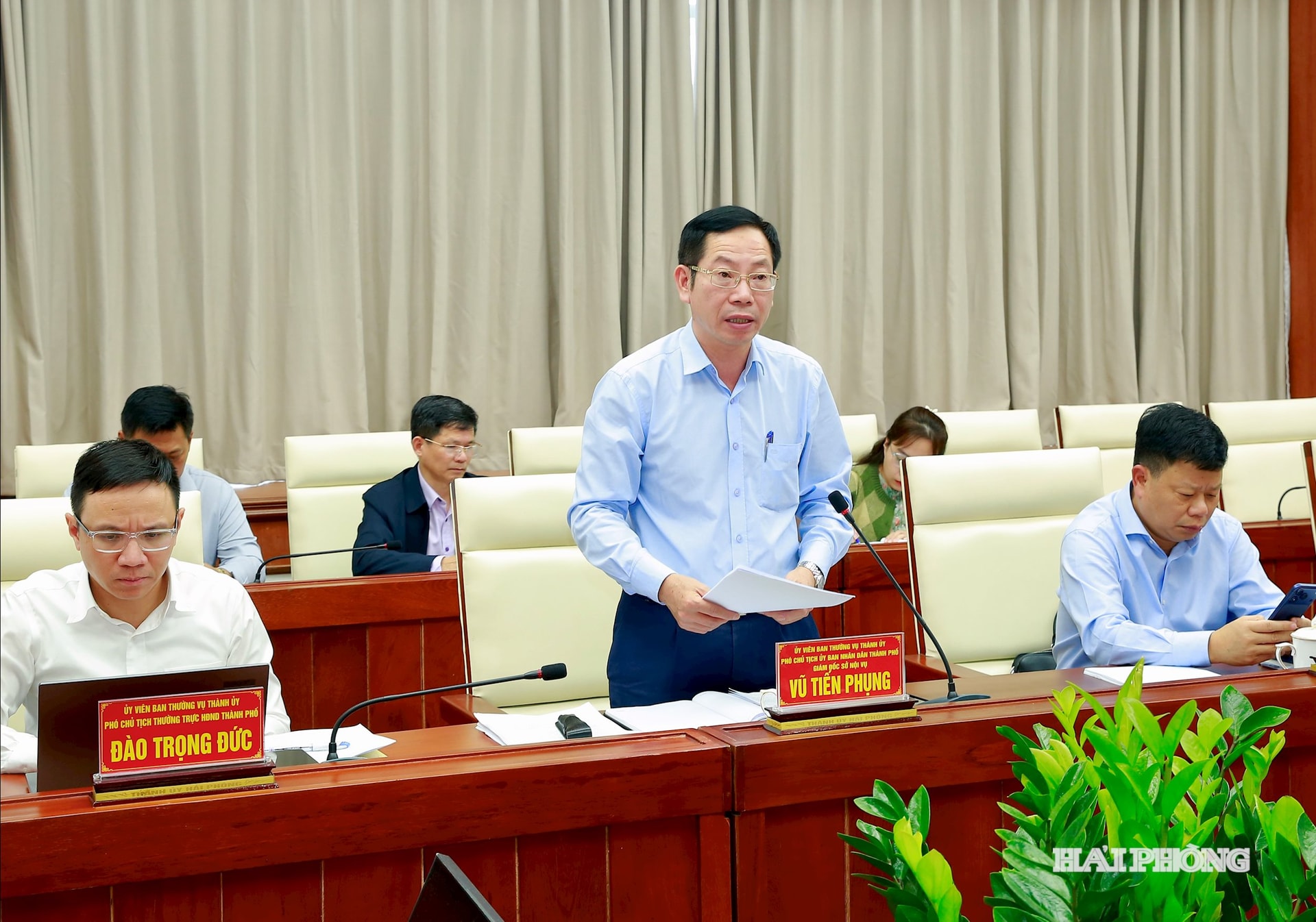 Đồng chí Vũ Tiến Phụng, Uỷ viên Ban Thường vụ Thành uỷ, Phó chủ tịch UBND thành phố, Giám đốc Sở Nội vụ trình bày báo cáo.