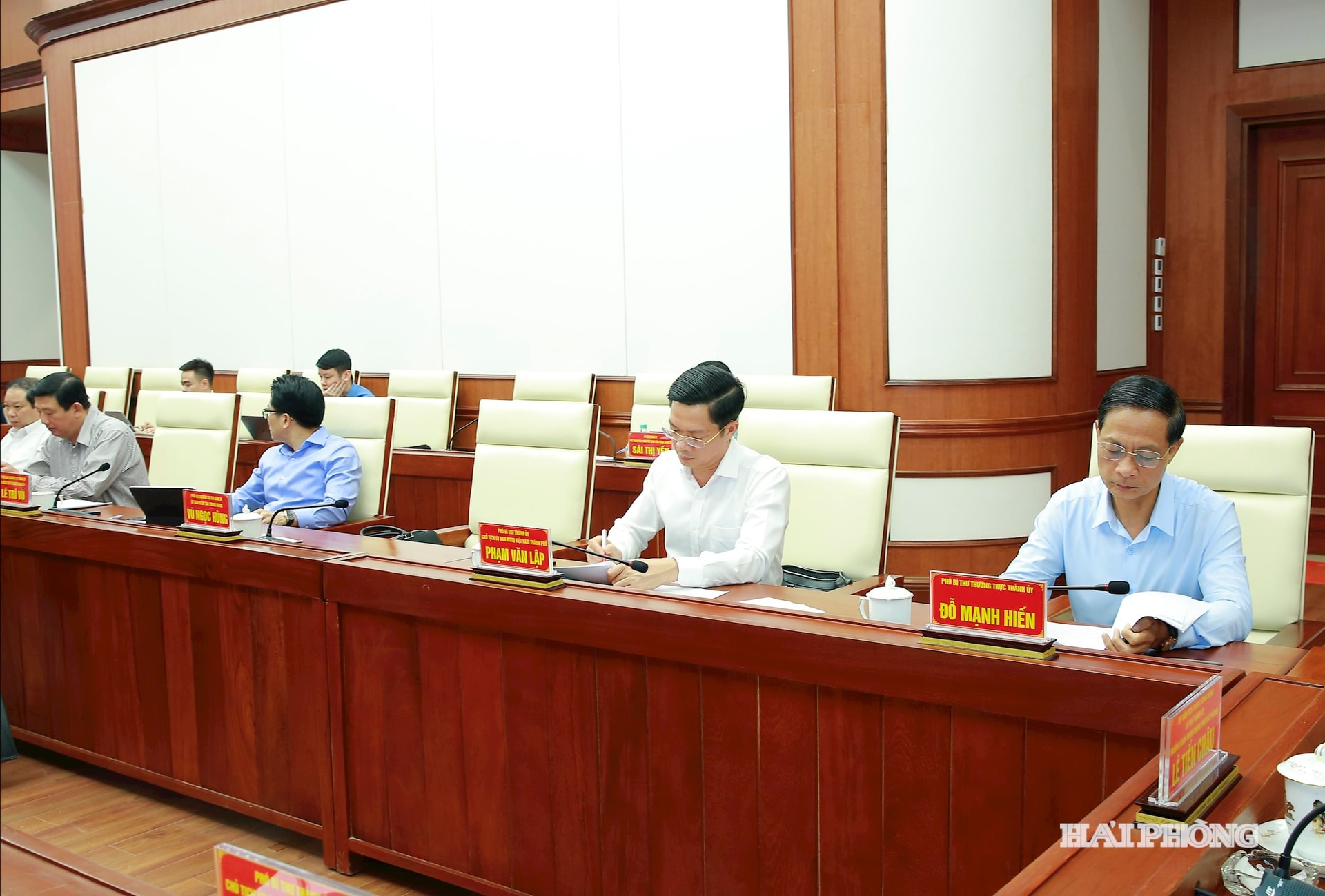 Các đại biểu dự cuộc họp