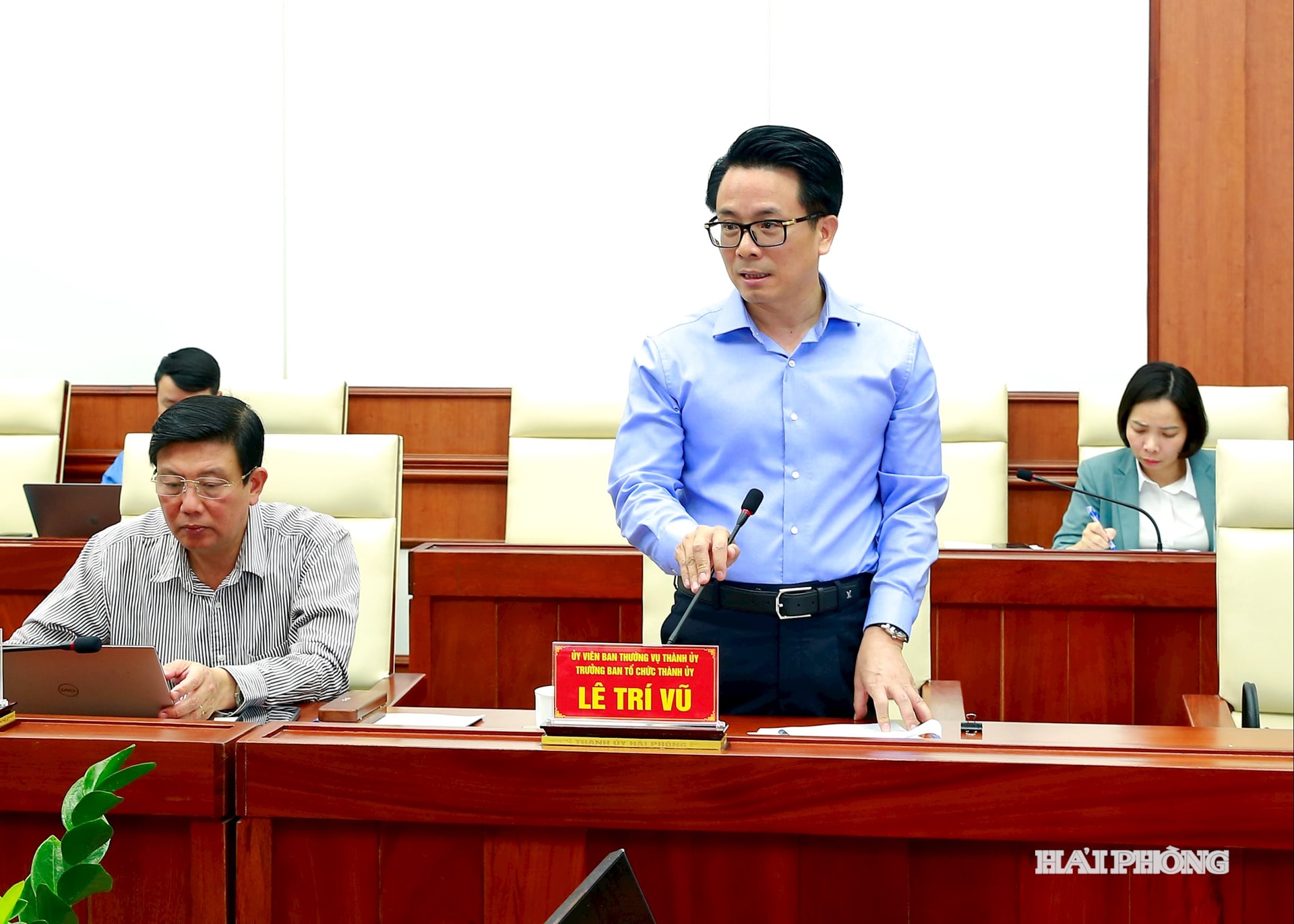 Đồng chí Lê Trí Vũ, Uỷ viên Ban Thường vụ Thành uỷ, Trưởng Ban Tổ chức Thành uỷ phát biểu ý kiến.