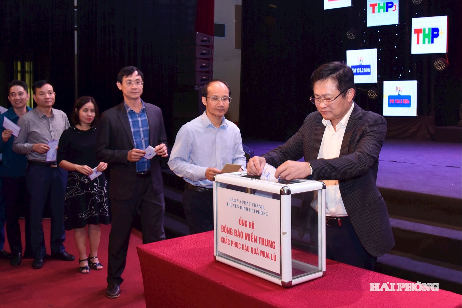 Hai Phong Gazetesi ve Radyo Televizyonu yetkilileri ve muhabirleri, Orta bölge halkının sel felaketinin sonuçlarıyla başa çıkmasına destek oluyor.