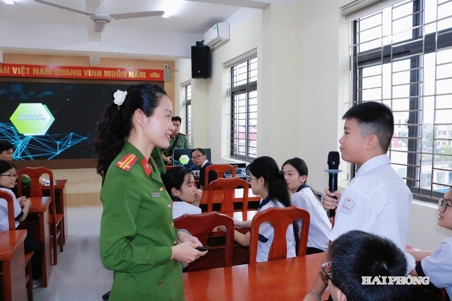 Học sinh Trường THCS Lạc Viên hào hứng giao lưu với cán bộ Công an phường Ngô Quyền về chủ đề an ninh mạng.
