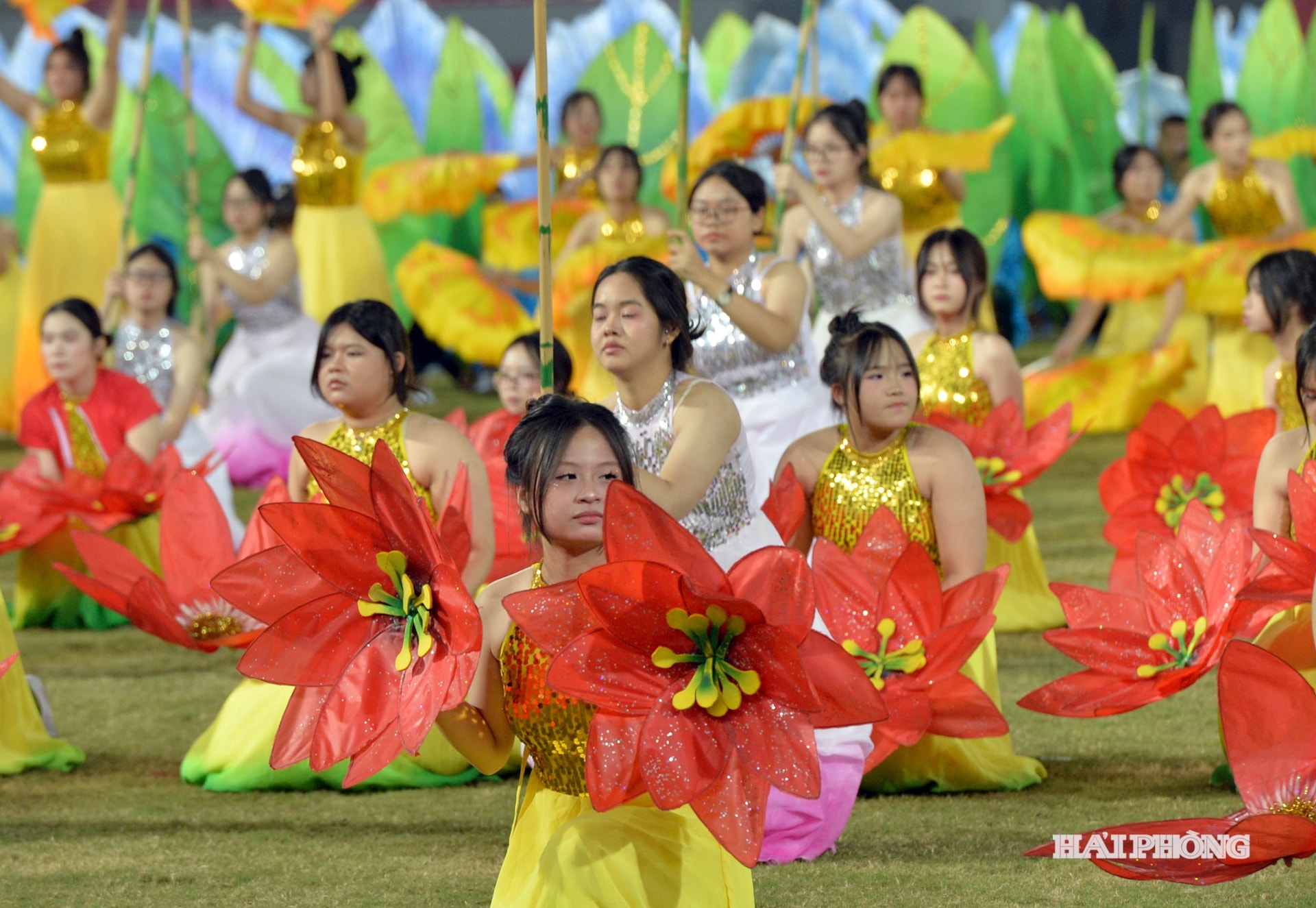 Biểu tượng hoa phượng mang màu sắc đặc trung của thành phố Hải Phòng trong màn đồng diễn nghệ thuật