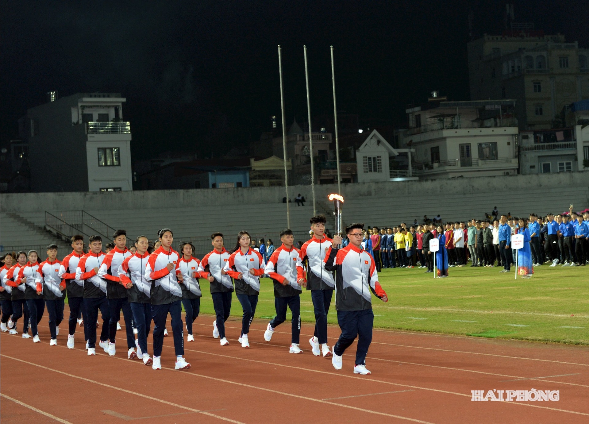 Vận động viên Nguyễn Hoàng Phi Vũ và các vận động viên xuất sắc của thể thao Hải Phòng rước từ tượng đài nữ tướng Lê Chân về thắp sáng ngọn đuốc của Đại hội