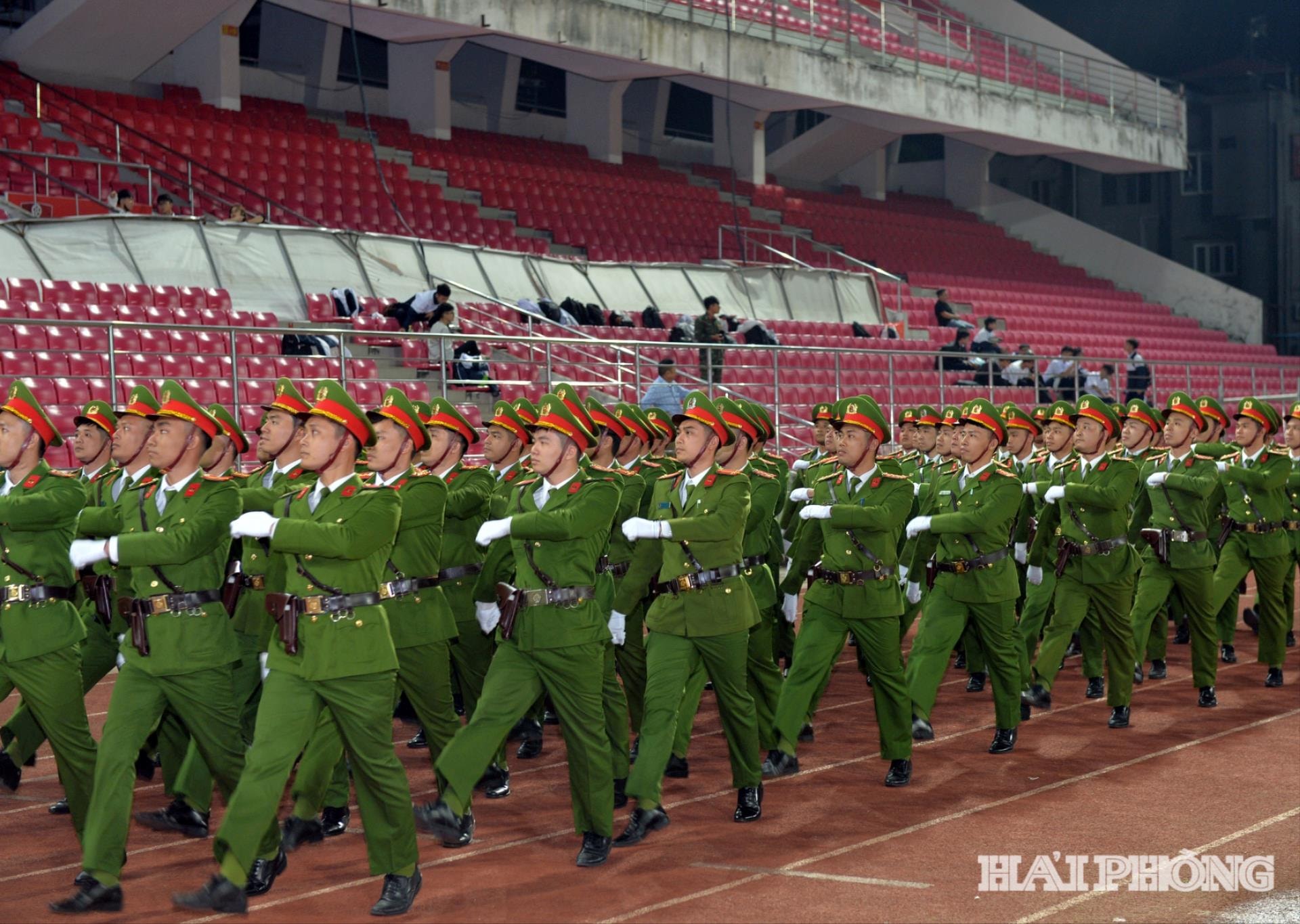 Đội hình diễu hành của Công an thành phố di chuyển qua lễ đài
