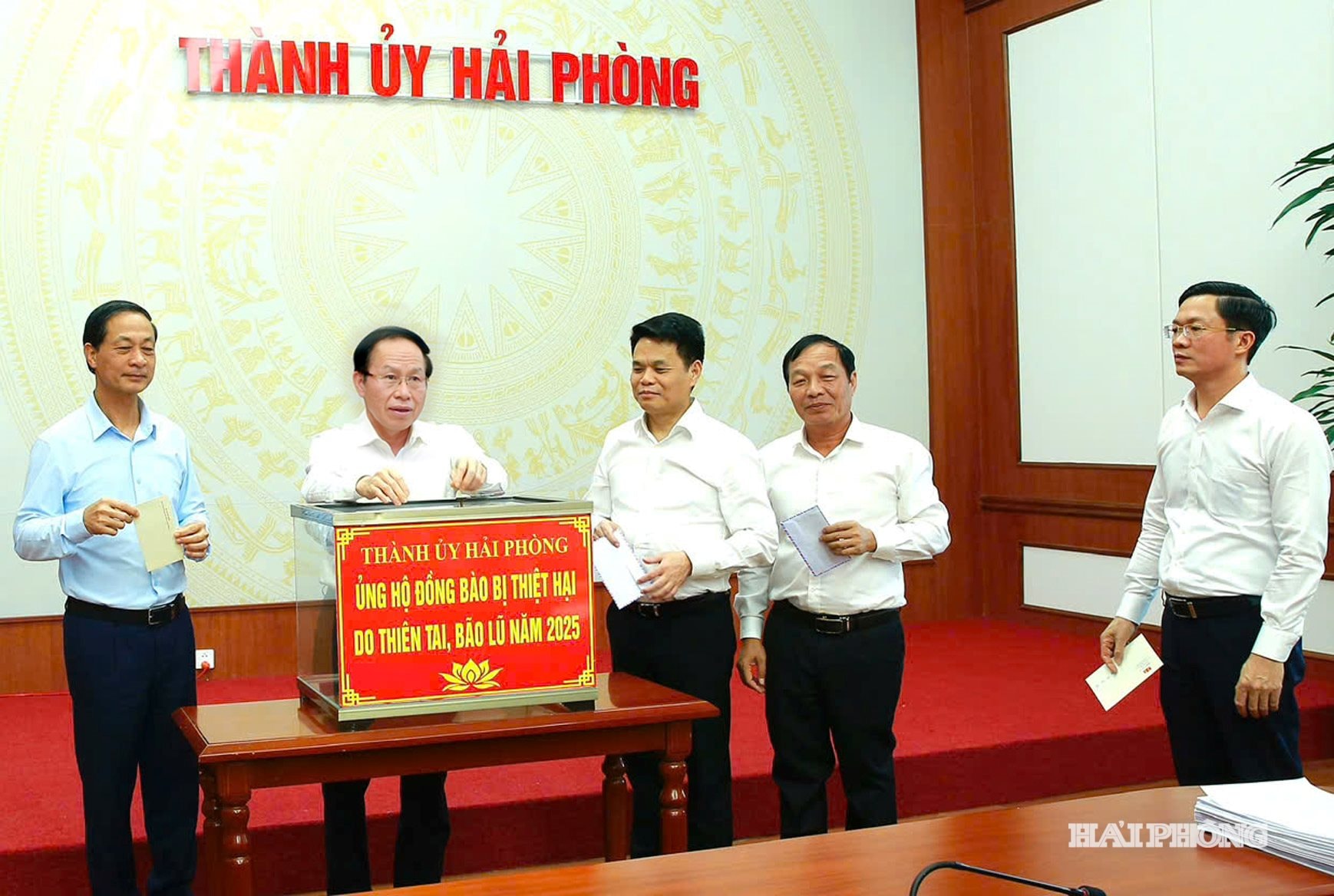 Các đồng chí Thường trực Thành uỷ trực tiếp đóng góp ủng hộ đồng bào bị thiệt hại do thiên tai, bão lũ năm 2025.