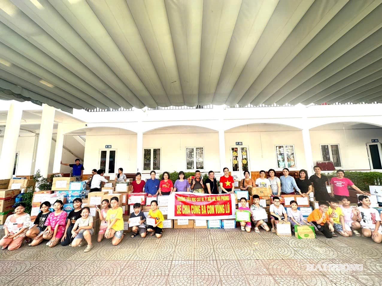 Lärare och elever vid Cat Bi Primary School (Hai An-distriktet) donerade för att stödja människor som drabbats av stormar och översvämningar från stormarna nr 10 och 11.