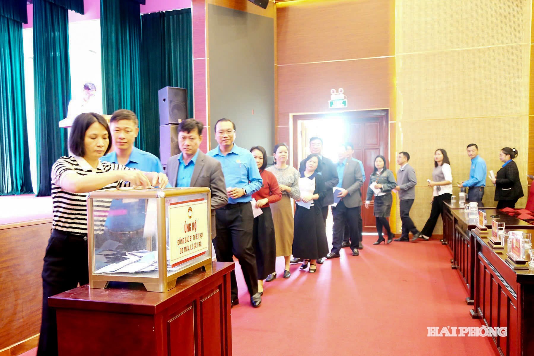 Şehirdeki Vietnam Anavatan Cephesi teşkilatlarının yetkilileri, memurları ve kamu çalışanları destek veriyor