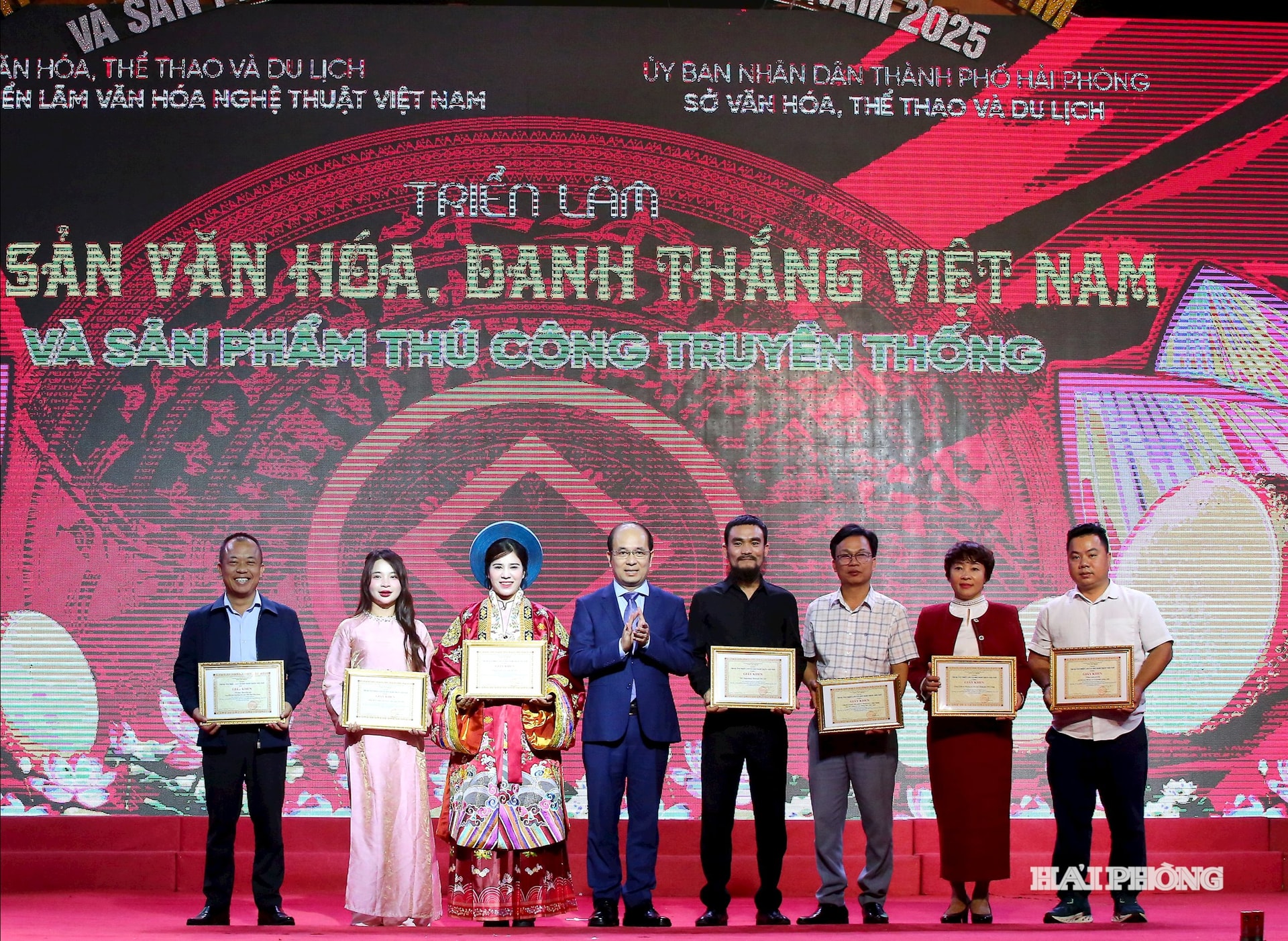 Vietnam Sergi Merkezi yöneticileri katılımcı birliklere Liyakat Belgeleri takdim etti.