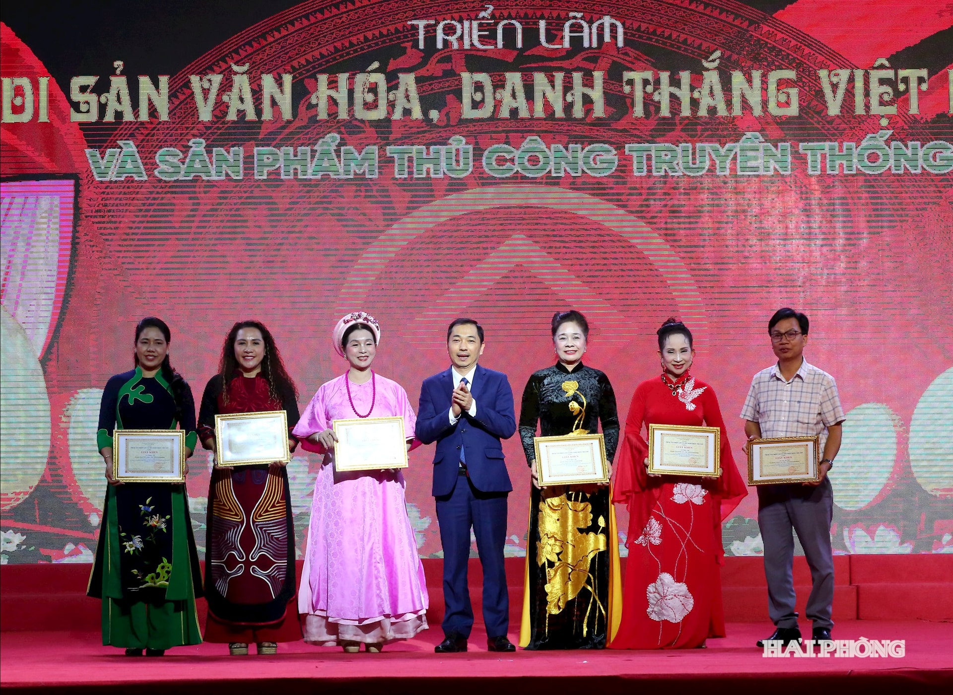 Düzenleme kurulu gösterileri ödüllendirdi.