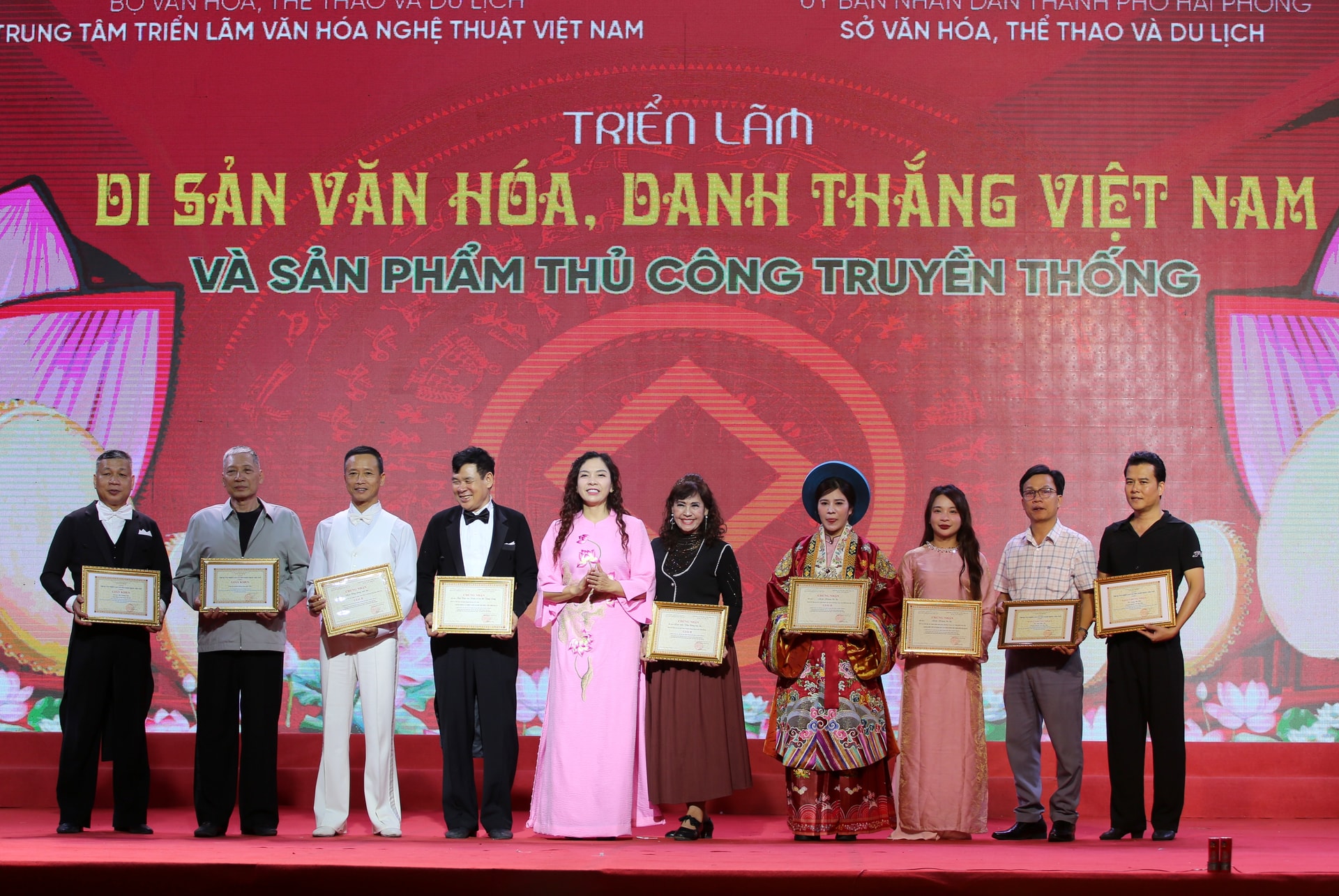 Düzenleme kurulu, birimlere sertifikalarını takdim etti.