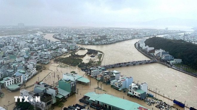 Nhiều khu vực tại phường Quy Nhơn Đông (tỉnh Gia Lai) ngập sâu trong nước. (Ảnh: Quang Thái/TTXVN) gia-lai-duong-sat.jpg