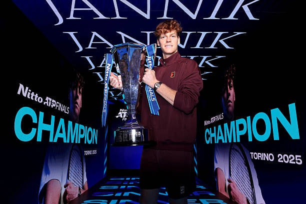 Jannik Sinner vượt qua Carlos Alcaraz với tỷ số 7-6 (4), 7-5 trong trận chung kết ATP Finals 2025