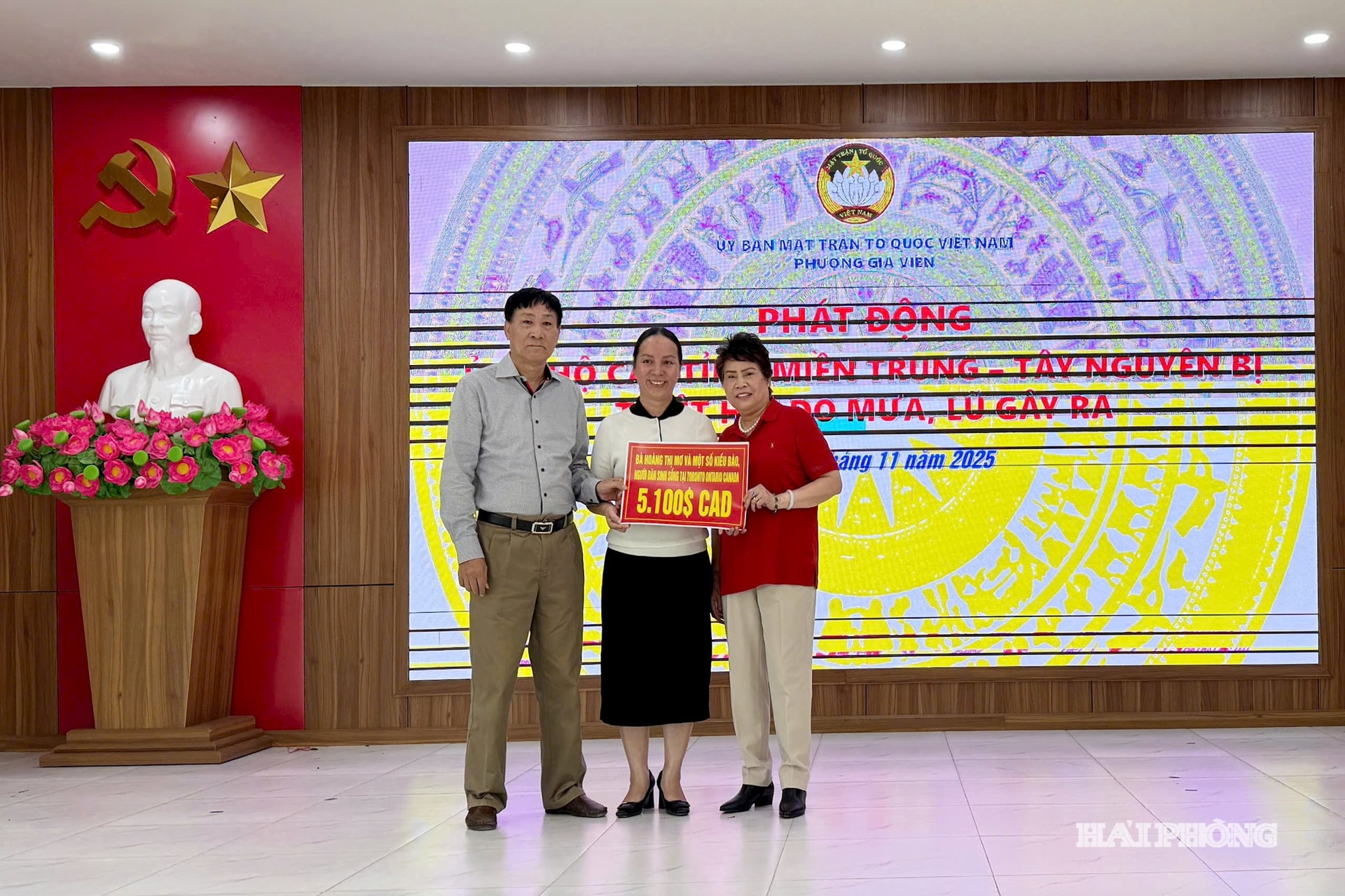 តំណាងគណៈកម្មាធិការរណសិរ្សមាតុភូមិវៀតណាមនៃវួដ Gia Vien បានទទួលអំណោយ។