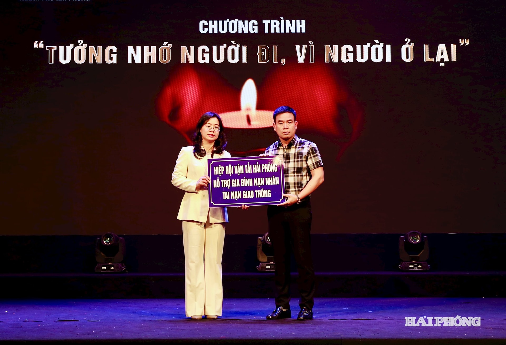Các đơn vị tặng quà các gia đình nạn nhân.
