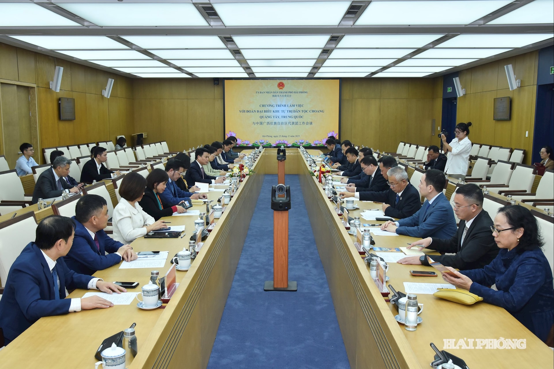 Quang cảnh cuộc làm việc.