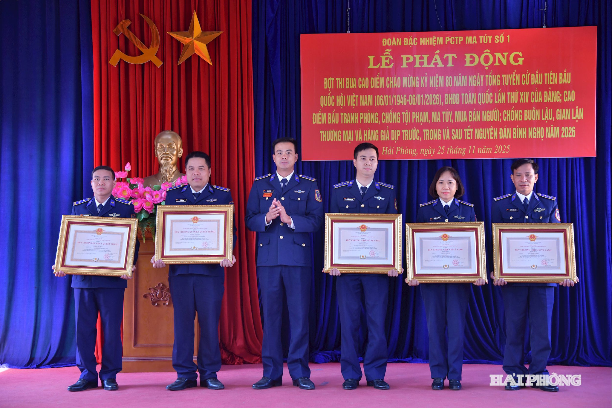 Chỉ huy đơn vị trao huân huy chương các niên hạn cho các cá nhân