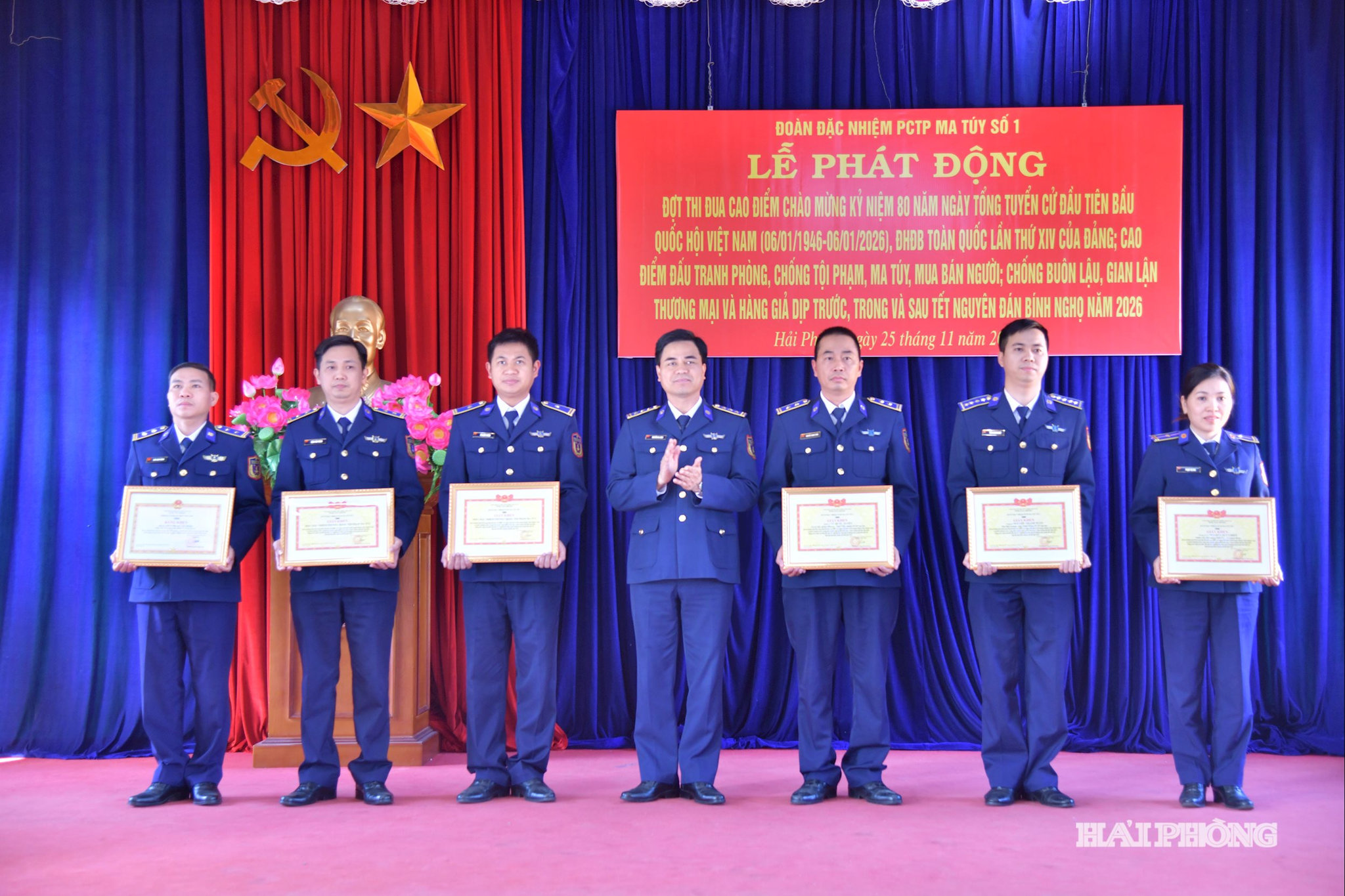 Chỉ huy đơn vị trao thưởng cho các tập thể, cá nhân có thành tích tốt trong Đợt thi đua cao điểm Phát cao cờ hồng tháng Tám - thi đua giành ba Nhất