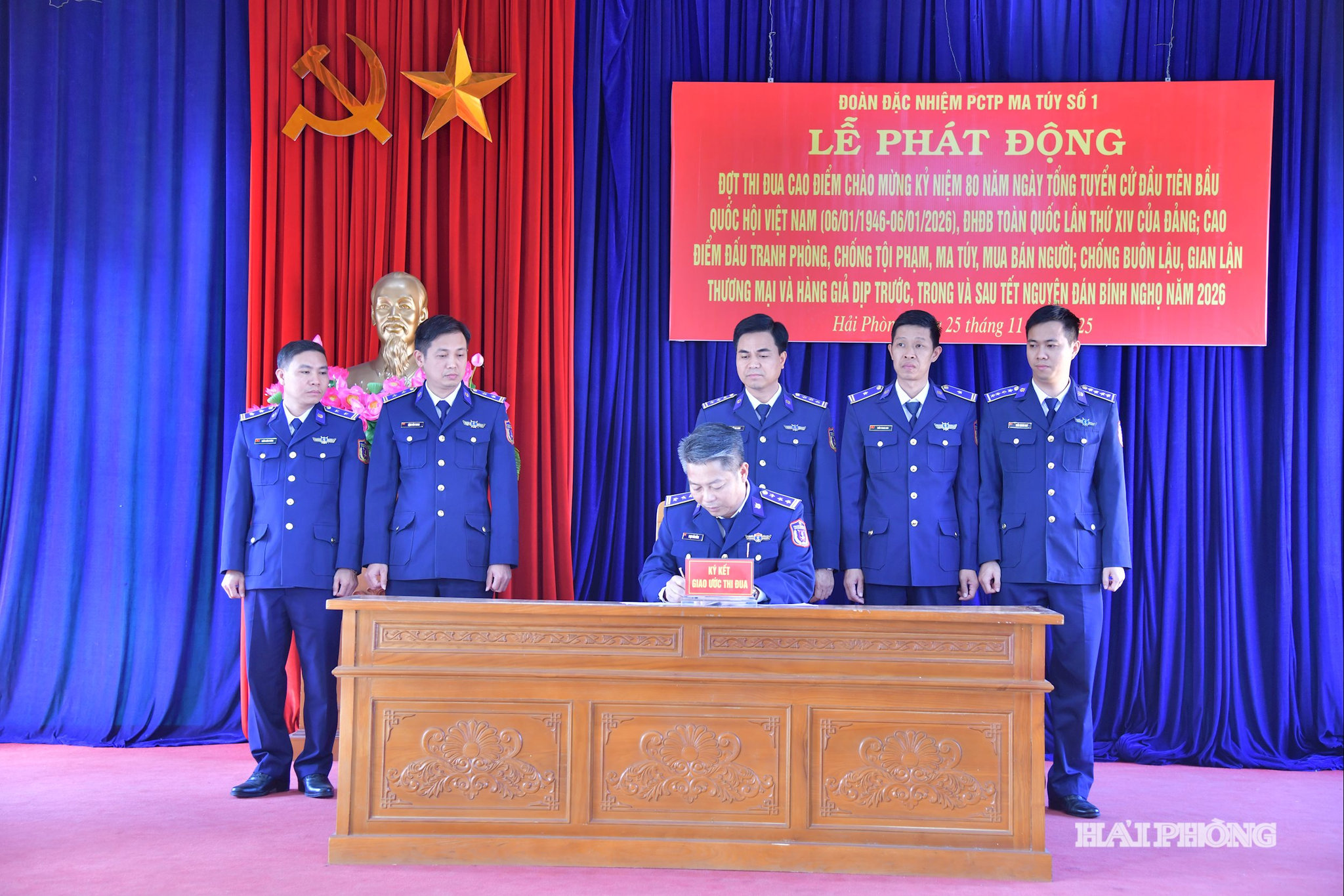 Đại diện các đơn vị ký kết giao ước thi đua
