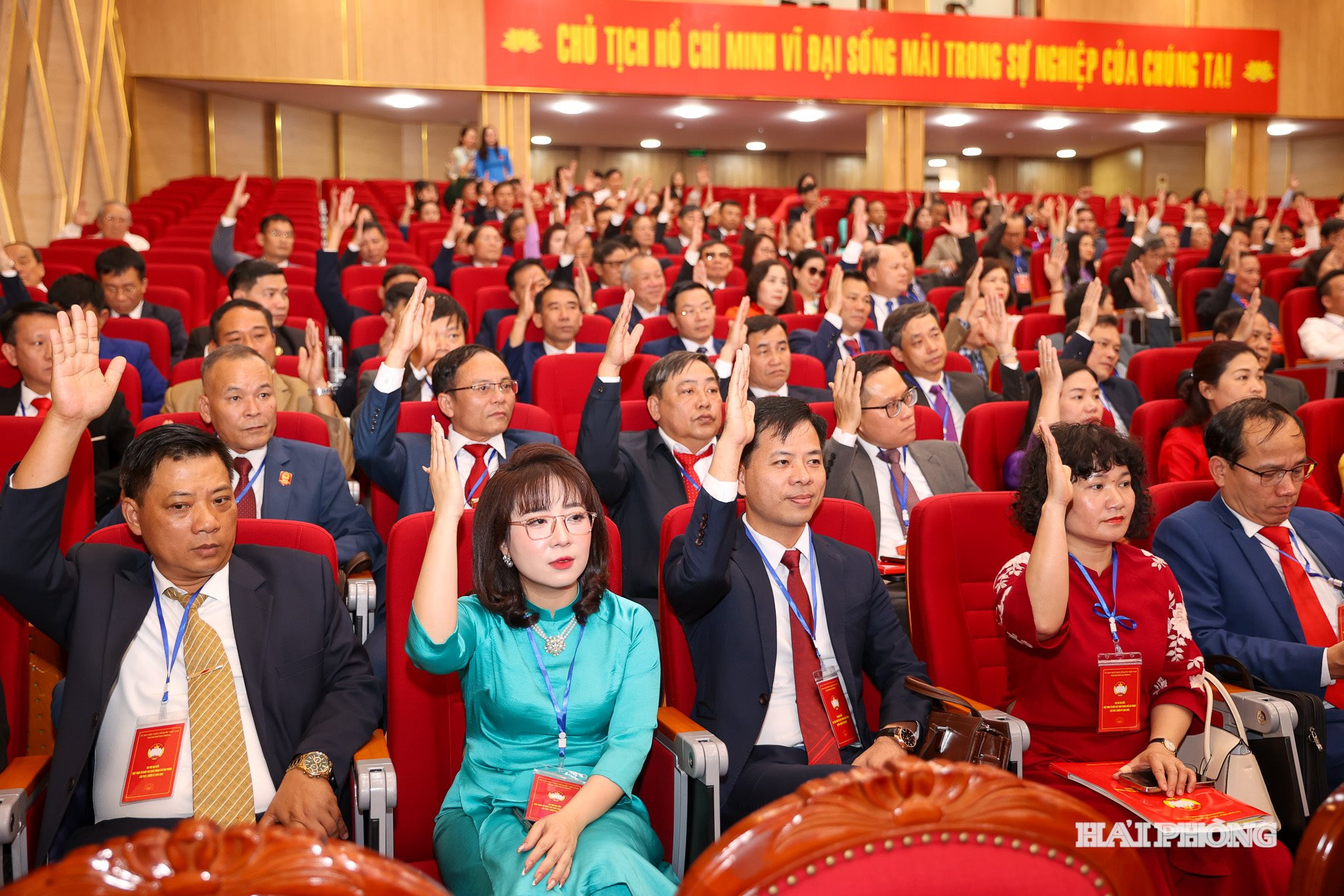 Các đại biểu biểu quyết thông qua các nội dung của đại hội