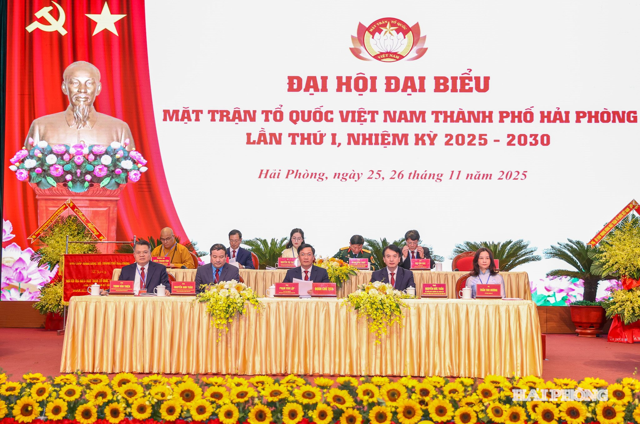 Đoàn chủ tịch điều hành đại hội