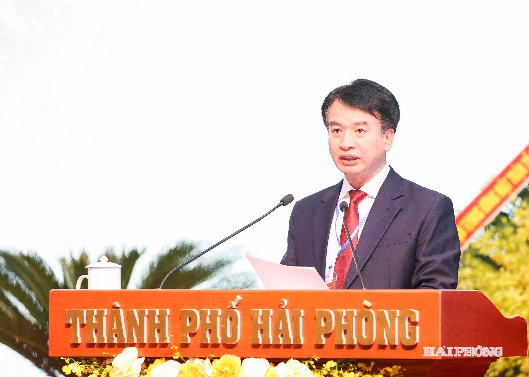 Đồng chí Nguyễn Đức Tuấn, Uỷ viên Ban Thường vụ Thành uỷ, phó chủ tịch Thường trực Uỷ ban MTTQ Việt Nam thành phố trình bay phương án nhân sự