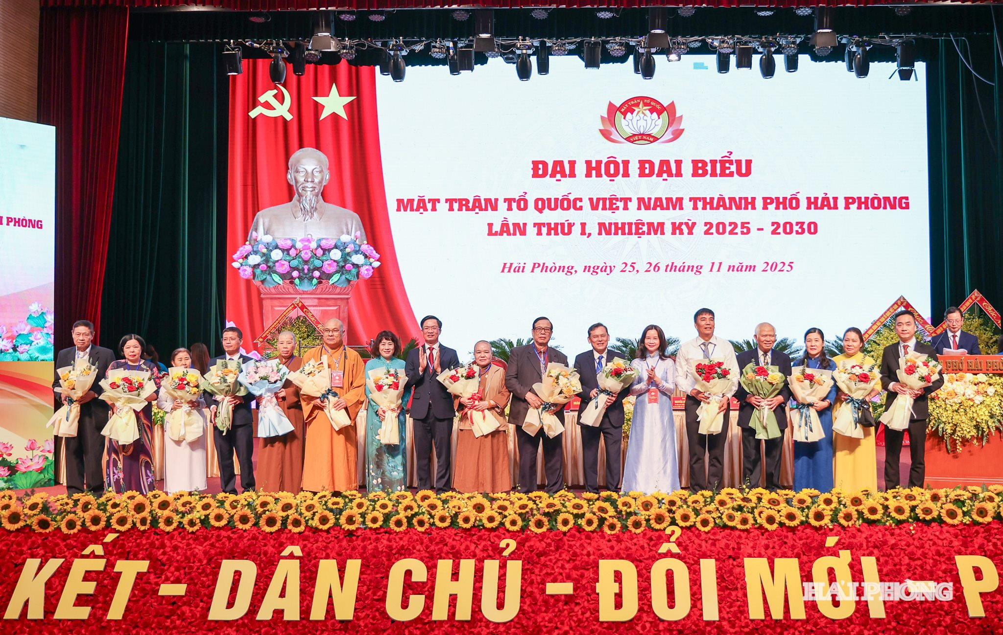 Đồng chí Phạm Văn Lập, Phó Bí thư Thành uỷ, Chủ tịch Uỷ ban MTTQ Việt Nam thành phố tặng hoa chia tay các vị Uỷ viên
