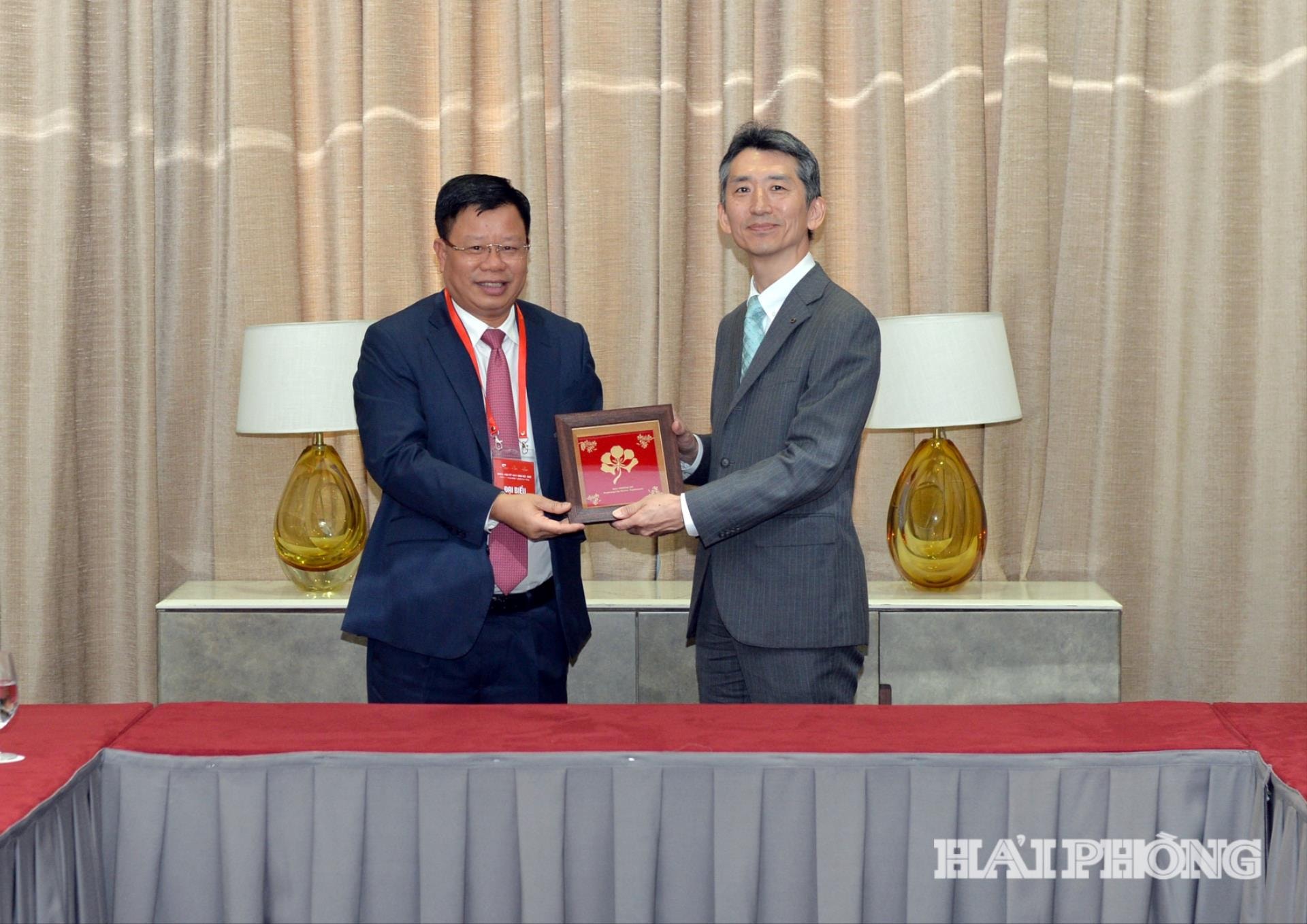 Đồng chí Lê Trung Kiên, Phó chủ tịch UBND thành phố, Trưởng Ban Quản lý Khu kinh tế Hải Phòng tặng quà lưu niệm lãnh đạo thành phố Niigata tại cuộc gặp bên lề diễn đàn.