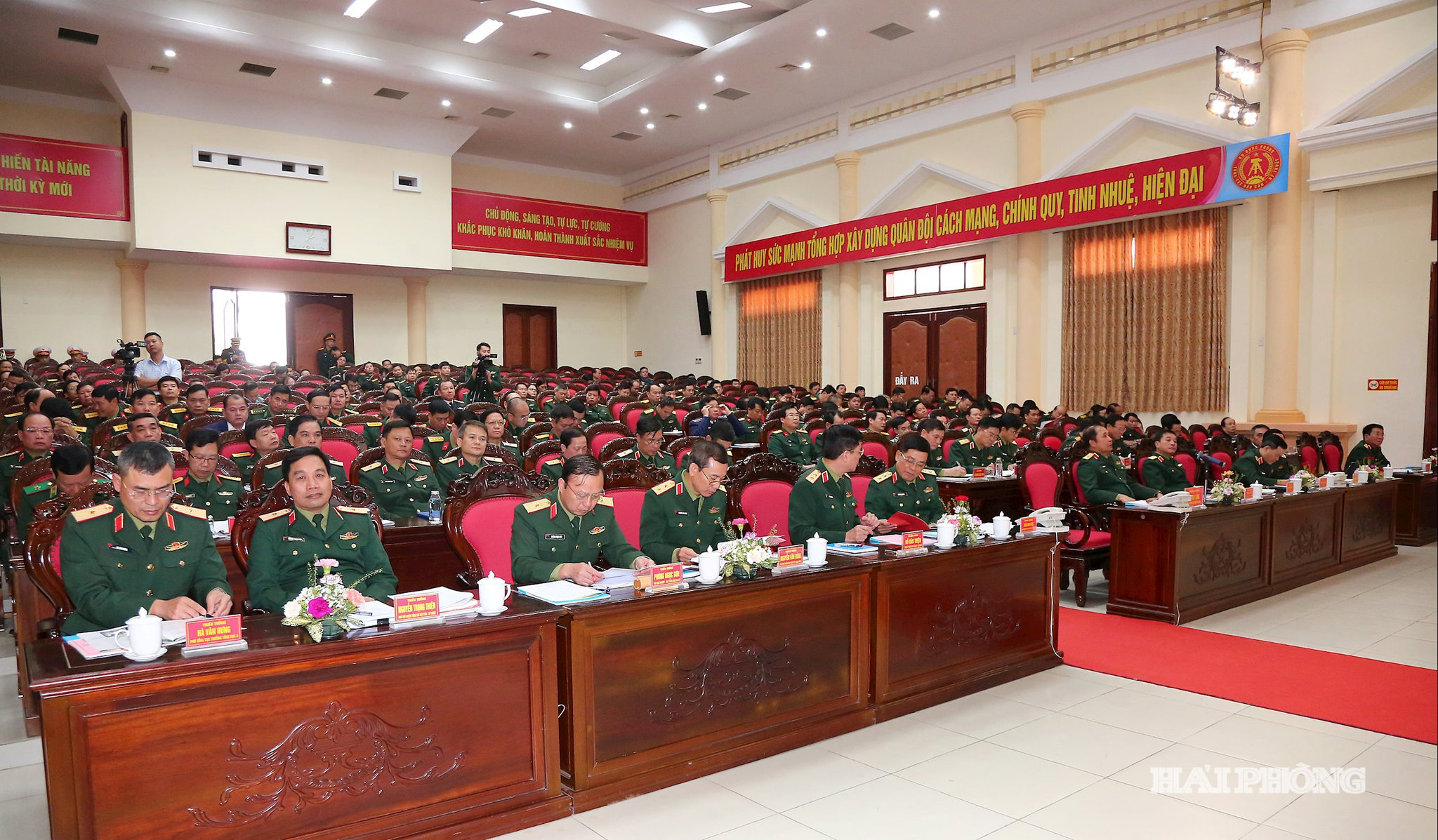 Các đại biểu tới dự Hội nghị sơ kết Phong trào thi đua Ngành hậu cần Quân đội làm theo lời Bác Hồ dạy. Cuộc vận động Quản lý khai thác vũ khí trang bị kỹ thuật tốt, bền, an toàn, tiết kiệm và an toàn giao thông giai đoạn 2020-2025.